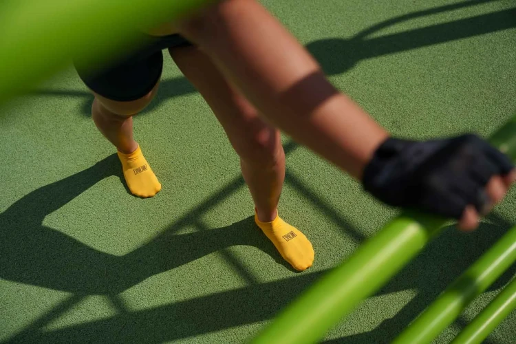 Stopki-treningowe-zlote-sportowe-stopki-SpoxSox-detal1.webp