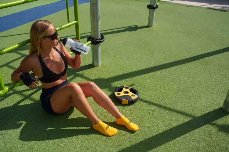 Stopki-treningowe-zlote-sportowe-stopki-SpoxSox-lookbook2.webp