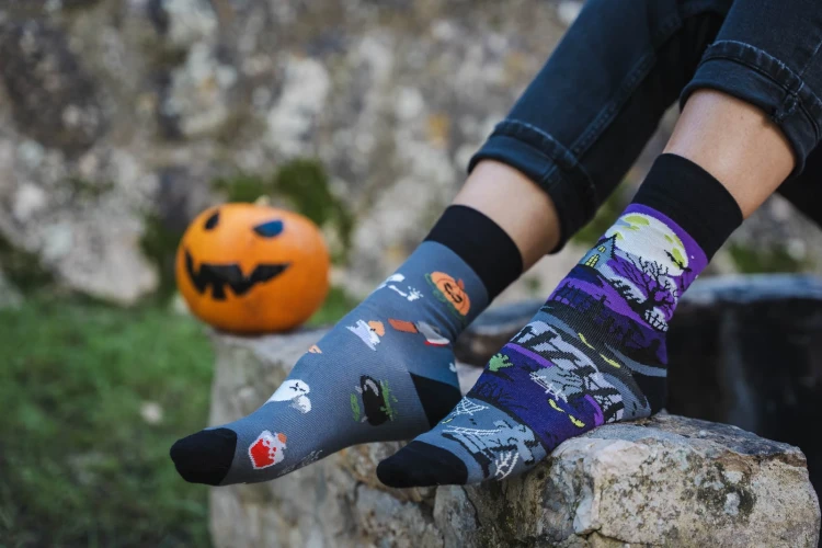 Halloween-kolorowe-skarpetki-nie-do-pary-Spox Sox-detal.webp