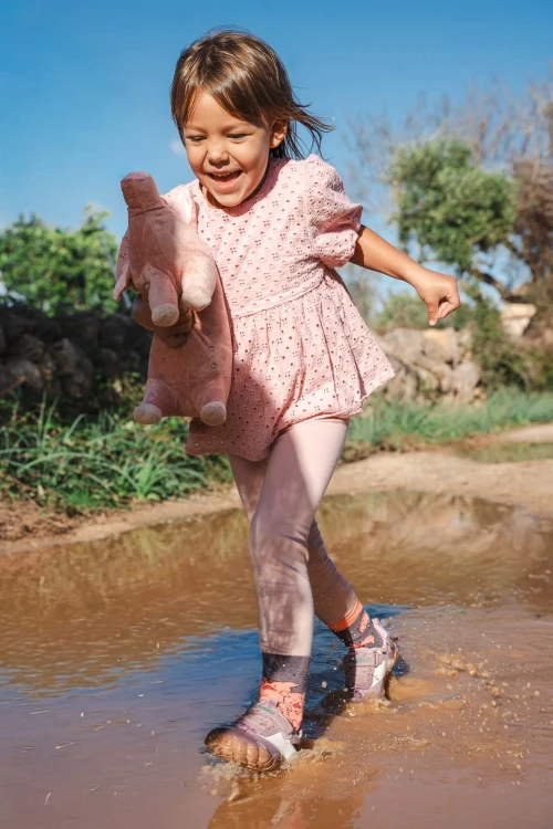 Swinki-kolorowe-skarpetki-dla-dzieci-nie-do-pary-Spox Sox-lookbook3.webp