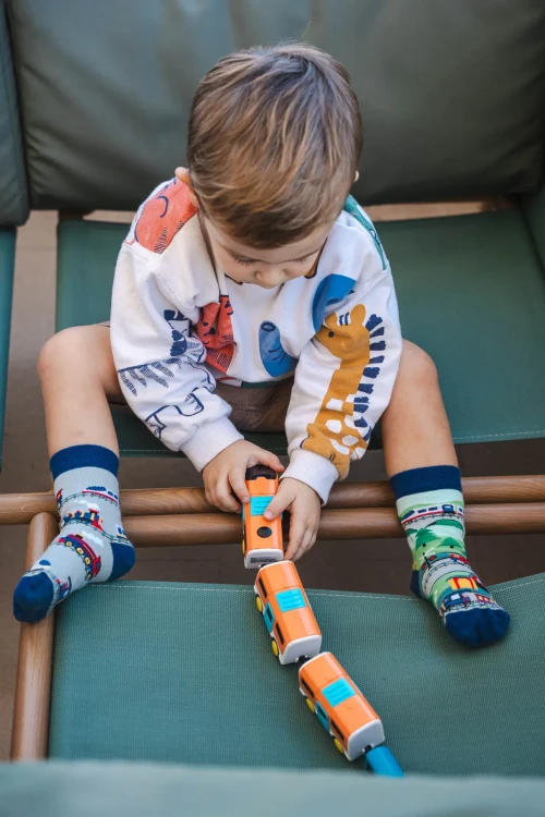 Pociągi-kolorowe-skarpetki-dla-dzieci-nie-do-pary-Spox Sox-lookbook7.webp