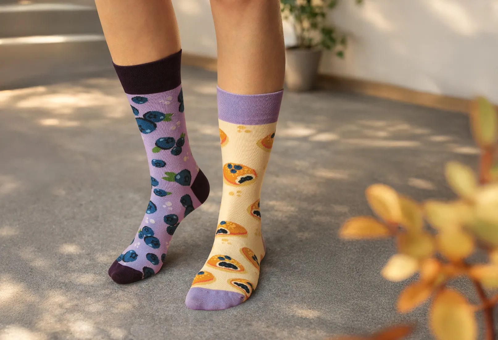 Kolorowe skarpetki w jagodzianki i jagody