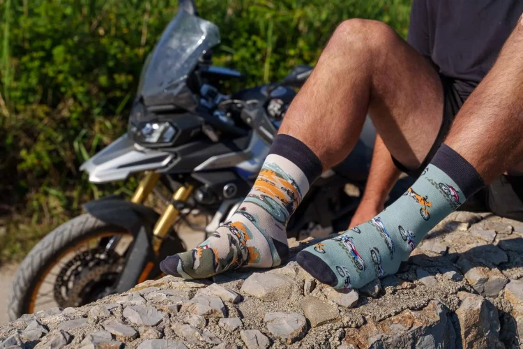 Motocykle-Spox-Sox-kolorowe-skarpetki-detal.webp