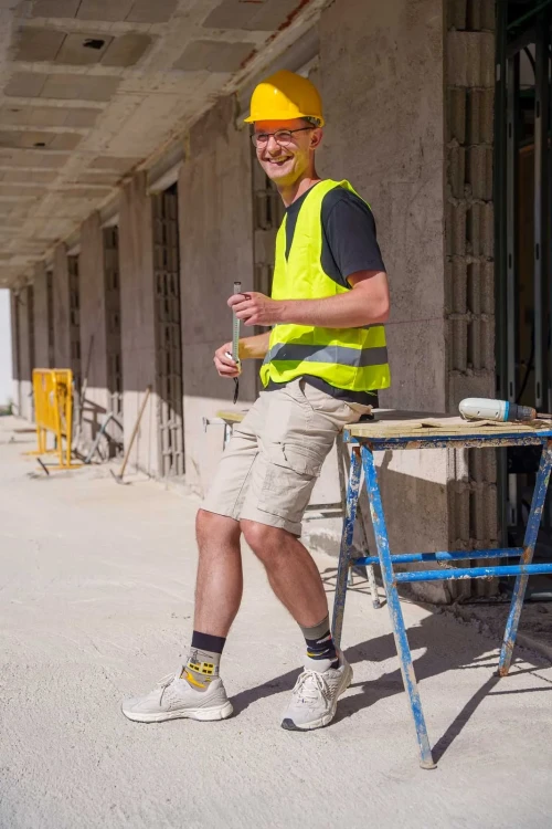 Budowlaniec-Spox-Sox-kolorowe-skarpetki-lookbook3.webp
